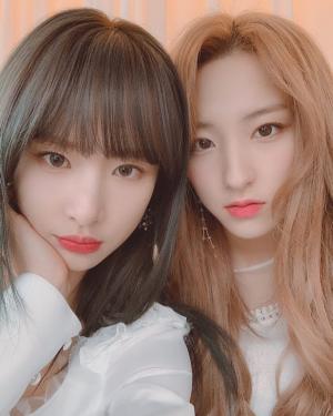 우주소녀(WJSN) 설아-은서, 다정한 투 샷 공개… ‘미모포텐 터지는 샤키와 근덕이’