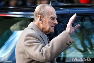 영국, 97세 &apos;여왕 남편&apos; 차 사고에 "고령층 운전 금지" 논란… ‘팽팽한 의견 대립’