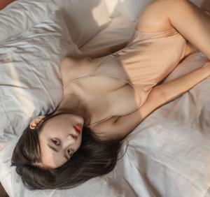 ‘맥심 모델’ 트위치tv 스트리머 신재은, 새로운 화보사진 공개…“침대 위에서 유혹하는 재니”