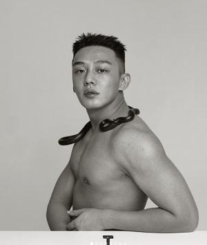 ‘도올아인 오방간다’ 유아인, 상의 탈의 사진 공개… ‘자유로운 매력’