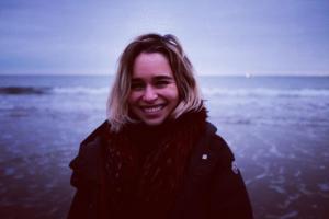 ‘터미네이터5 제니시스’ 에밀리아 클라크, 바닷가에서 환한 미소 지어…‘천사 미소’