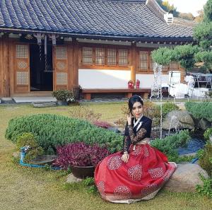 ‘문제적 남자’ 우메이마, 한복입은 단아한 일상…“traveling back in time”