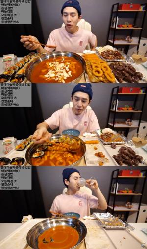 ‘결혼 발표’ 유튜버 밴쯔, 홍대 맛집 마늘 떡볶이+김밥 먹방…‘대리만족의 아이콘’