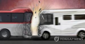 양재나들목 근처서 버스·승용차 잇달아 충돌…버스 승객 39명 부상