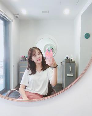 모에카, 청순한 미모 돋보이는 거울 셀카…‘매일이 리즈’