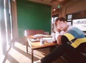 “바쁜 촬영으로” 김진우, 휴일에 쪽잠 자는 일상 공개 “일주일 중 하루 쉬는날 괜찮다”