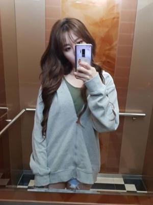신아영, 가디건+하의실종 패션으로 거울 셀카 ‘후디의 계절’