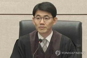 ‘드루킹’ 댓글 조작 공모 김경수 법정구속…성창호 부장판사, 과거 박근혜 전 대통령에 징역 8년 선고