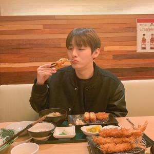 ‘솔로 앨범 발표’ 윤지성, 밥 먹는 것도 귀여운 지룽이…“저녁 맛있게 드세요♥”