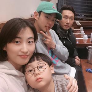 자연인 이승윤, 가족 외식 사진 공개…‘행복한 모습’