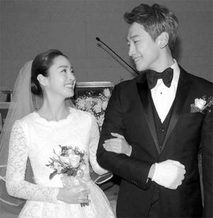 김태희♥비(정지훈), 결혼식 당시 서로 바라보며…‘둘의 나이 차이는?’