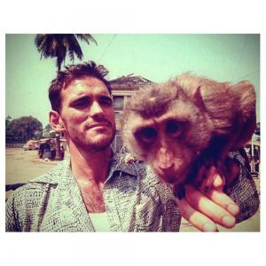 ‘아머드’ 맷 딜런, 영화 ‘시티 오브 고스트’ 촬영 당시 프놈펜서 원숭이와 함께한 사진 공개…“멋진 영화의 멋진 비하인드”