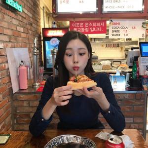 ‘걸그룹 비주얼’ 아나운서 박소현, 피자와 물아일체…‘개념 먹방러’