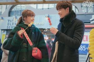 tvN 토일드라마 ‘로맨스는 별책부록’ 이나영-이종석, 훈훈함 가득한 현장포토…‘이들의 나이 차이는?’