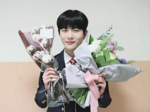 골든차일드(Golden Child) 보민, 댕댕美 넘치는 고교 졸업 인증샷 공개…‘꽃보다 아름다워’