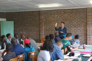 아프리카 짐바브웨에 한국 찰옥수수 재배기술 전파하는 공무원