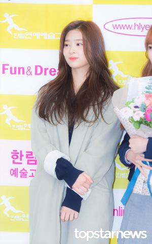 [HD포토] 아이즈원(IZ*ONE) 김민주, ‘수줍은 포토타임‘ (제 8회 한림연예예술고등학교 졸업식)