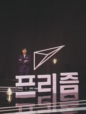 ‘프리즘’ 김동완, 완벽한 슈트핏 선보여…“본방사수 부탁드려요”
