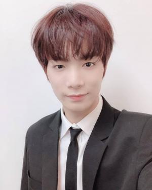 ‘랜선라이프’ 뉴이스트(NU’EST) JR, 러브들 심장 저격하는 쩨아리…‘아기천사요정 같아’