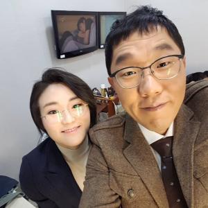 “방송은 매번 떨리네요”…신지예, 김제동과 밝은 미소 ‘투 샷’