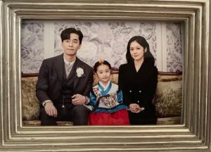 SBS 수목드라마 ‘황후의 품격’ 신성록, 장나라-오아린과 함께 찍은 사진 게재 “촬영중 이뻐서”