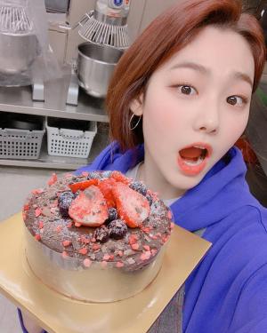 구구단(gugudan) 미나, 발렌타인데이 기념 케이크랑 찰칵 ‘달달’