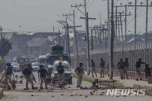 인도령 카슈미르, 자살폭탄 테러에 경찰 최소 18명 사망·40명 부상