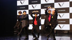 [현장] 배너(VANNER), 첫 데뷔앨범 ‘V’ 발매…“에너지가 진심으로 통했으면 좋겠다” (종합)
