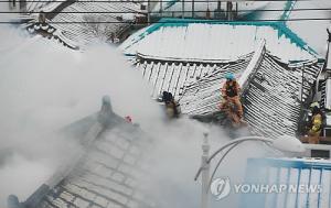 서울 경동시장서 화재…“인명 피해 없지만 점포 3개 불에 탔다”