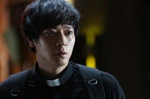 강동원, 영화 ‘검은 사제들’ 스틸컷 속 모습은?…‘잘생긴 얼굴에 눈길’