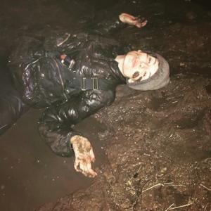 ‘테이큰3’ 매기 그레이스, 진흙밭에 구르는 모습 포착 ‘무슨 일?’…“making mud angels!”