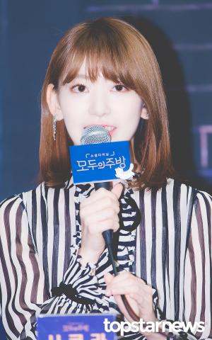 [HD포토] 아이즈원(IZONE) 미야와키 사쿠라(みやわきさくら/宮脇咲良), ‘마이크 선 잡고있는 섬섬옥수가 포인트’ (모두의 주방)