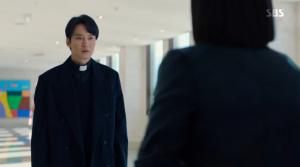 ‘열혈사제’ 김남길, “어~이, 종교계 거대 진상 신부님. 어떻게 때려줄까?” 까부는 조폭에 날라차기