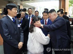 북미정상회담 앞둔 김정은, 화동에 “몇살이냐” 묻고 뺨 어루만져