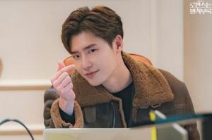 tvN 토일드라마 ‘로맨스는 별책부록’ 이나영-이종석, 설렘 가득한 현장 포토…‘둘의 나이 차이는?’