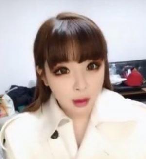 박봄, 마약 스캔들 딛고 3월 컴백 알리며 ‘브이 라이브’ 진행… ‘관심 집중’