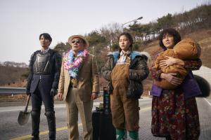 영화 ‘기묘한 가족’ 정재영-김남길-엄지원 주연, 코믹 좀비 블록버스터…‘기발한 결말’