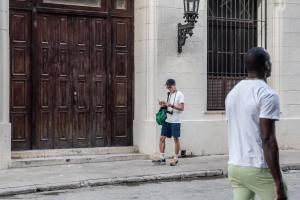 ‘트래블러’ 류준열, 쿠바 거리 거니는 중…“책과 카메라 없이 못 나가”