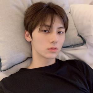 뉴이스트(NU’EST) 황민현, 황제의 눈부신 침대셀카…‘저장을 부르는 비주얼’ 