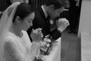 ‘둘째 임신’ 김태희, 비(정지훈)와 함께 과거 결혼식에서 기도하는 모습 눈길