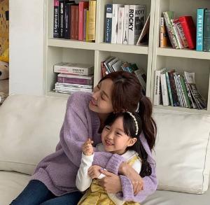‘세상에서 제일 예쁜 내 딸’ 김소연, 촬영 중 아역배우와 다정한 모습 포착