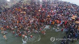 印 축제 ‘쿰브멜라’, 49일간 2억 4천만 명의 순례객 동원해…속죄 위해 ‘강물에 풍덩’