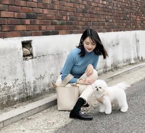 강민경, 인기스타 반려견 휴지와 화보같은 일상…‘살아있는 인형같아’