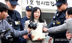 “아버지 죽이지 않았다” 무기수 김신혜, 18년만에 재심 첫 재판 출석