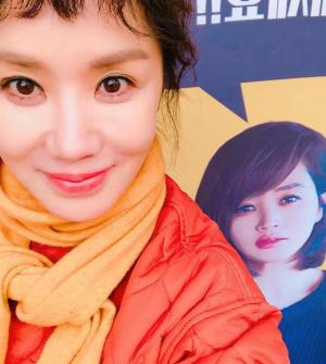 ‘관능의 법칙’ 엄정화, 김혜수 응원에 활짝…나이 역행하는 미모