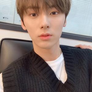 뉴이스트(NU’EST) 황민현, 검은 니트 입고 그윽한 눈빛…오는 15일 데뷔 7주년 선물 ‘완전체 신곡’ 발매