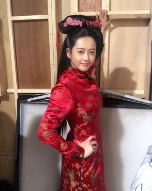‘해치’ 고아라, 중국 전통 의상 치파오 입고 한 컷…‘장난끼 가득한 포즈’
