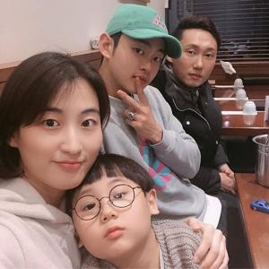 이승윤, 매니저 강현석-아내 김지수 그리고 아들과 함께 찍은 셀카 눈길