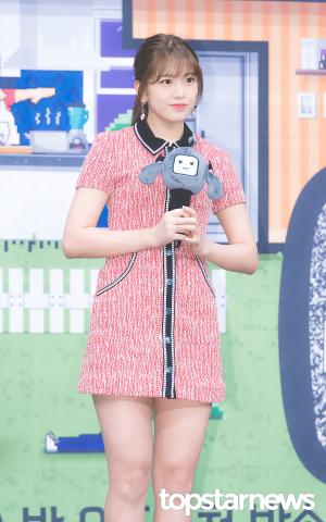 [HD포토] 아이즈원(IZ*ONE) 안유진, ‘섬섬옥수로 꼭 쥔 마이크’ (마이 리틀 텔레비전 V2)