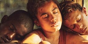 [Full리뷰] 영화 ‘트래쉬’, 빈민층 아이의 눈으로 담아낸 그들의 삶 (종합)